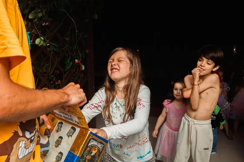 Crianças interagem em uma atividade de caça ao tesouro