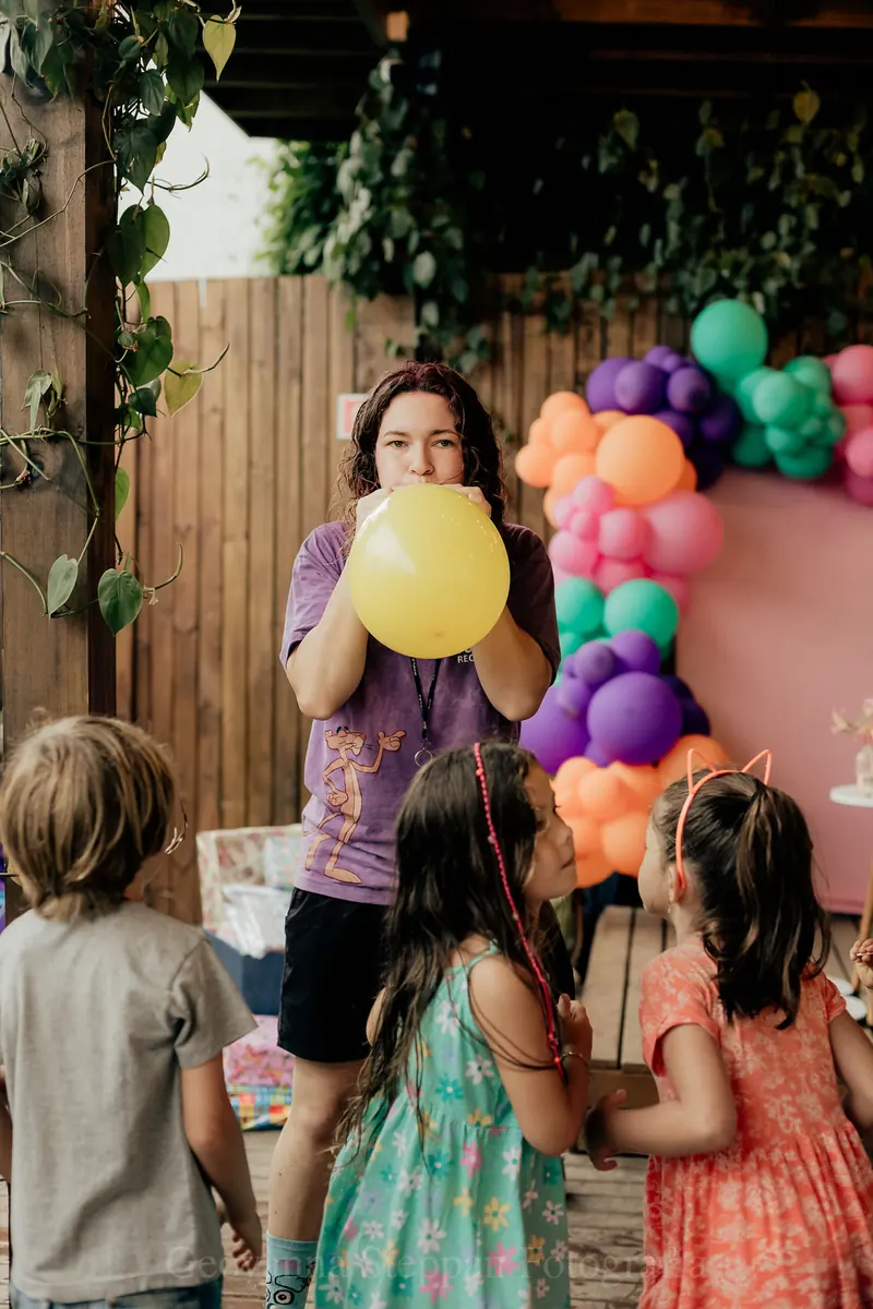 Brincadeira com crianças e balões em uma festa