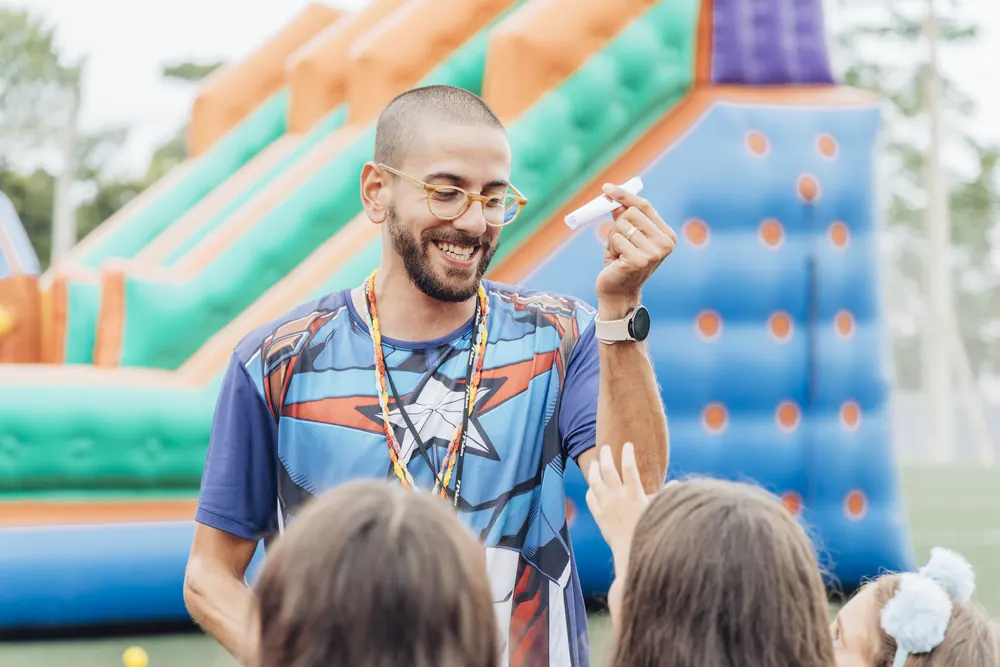 Recreador conduzindo uma atividade em festa infantil